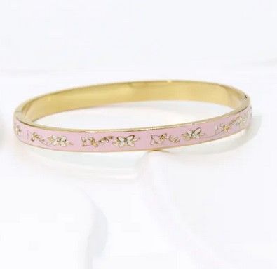 Bracelet Thaïlandais Acier Inoxydable Jonc Émaillé Doré – Motif Fleur Blush