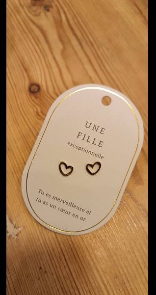 BOUCLE D OREILLE MESSAGE UNE FILLE