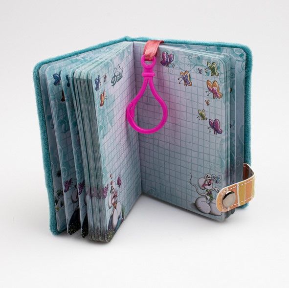 Mini cahier Diddl bleu peluche : le compagnon de poche qui s’accroche partout