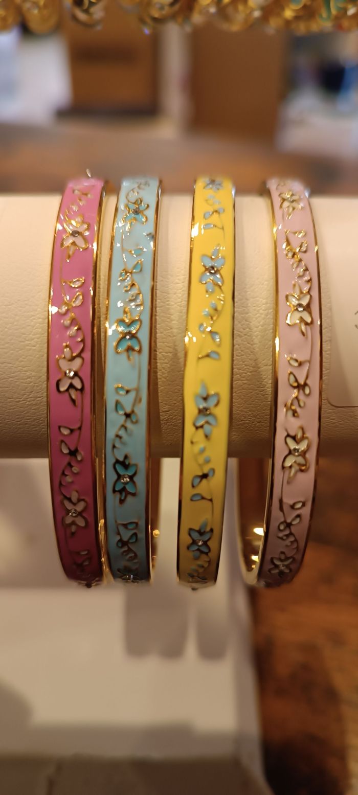 Bracelet Thaïlandais Acier Inoxydable Jonc Émaillé Doré – Motif Fleur Jaune